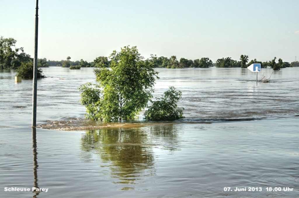 Hochwasser- 2013_06_07-010-Parey-Schleuse.jpg
